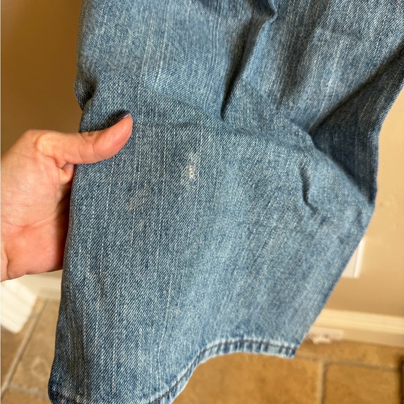 Medium wash men’s size 44–32 Tommy Hilfiger jeans, slight wear on bottom calf - Picture 4 of 4